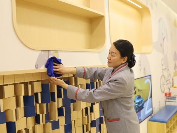 為什么現(xiàn)在學(xué)校都把清潔工作都外包了？